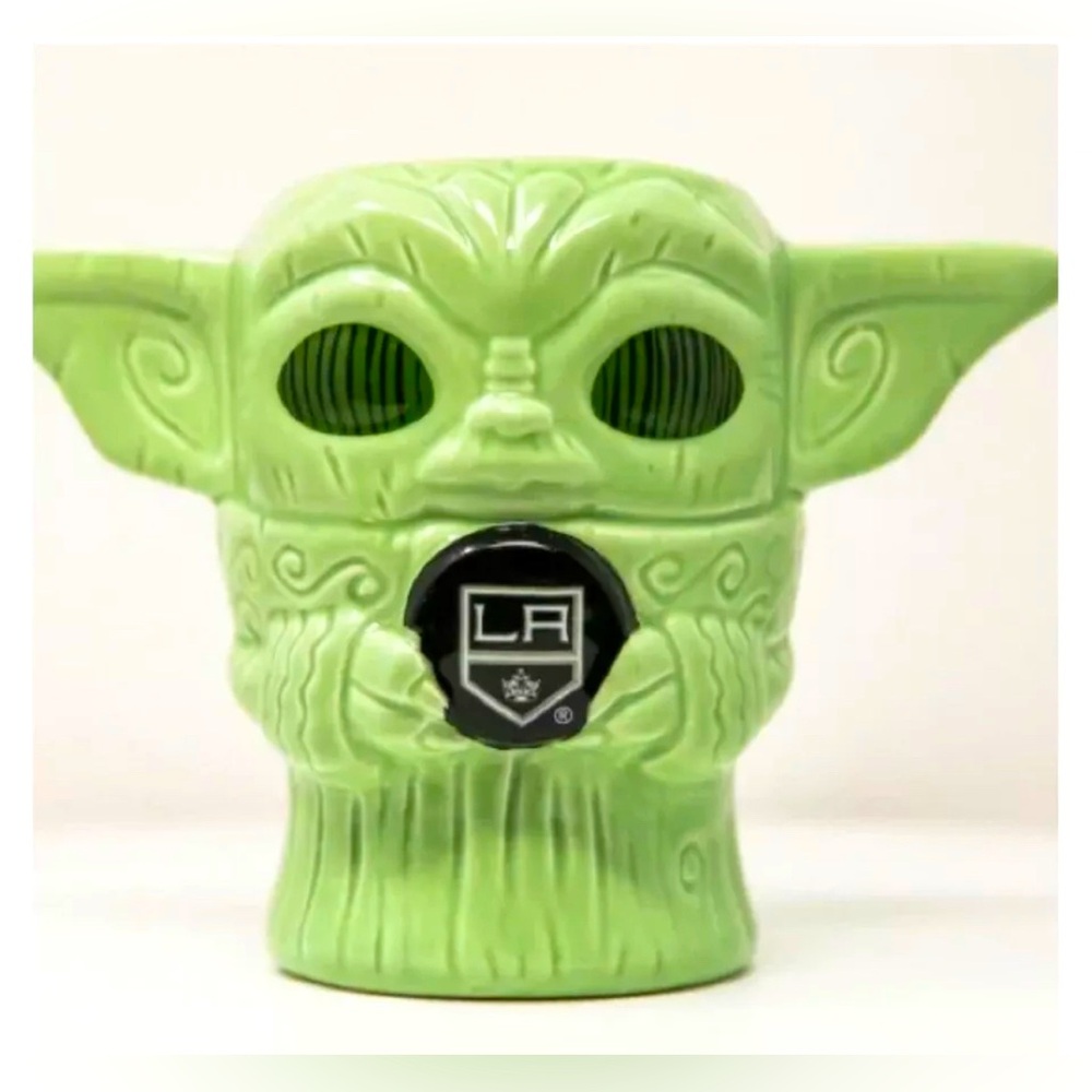 LOS ANGELES KINGS GEEKI TIKIS STAR WARS MANDALORIAN YODA GROGU MUG SGA 2/18/23